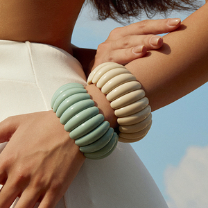 Bracciale Bohemien in Acrilico Elastico da Donna, Design Largo e Voluminoso, Vestibilità Elastica, Braccialetto Colorato Impilabile per Festival e Uso Quotidiano - Product Image 3