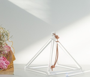 Bol chantant en cristal de quartz clair en forme de pyramide avec marteau en cristal pour la guérison sonore, la méditation, la thérapie des chakras, Merkaba - Product Image 1