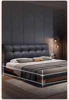 Lit double en cuir de style italien minimaliste moderne du milieu du siècle avec finition crème pour chambre principale