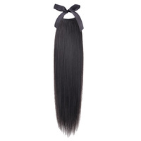 Une perruque authentique en cheveux humains, qui peut être coiffée en queue de cheval haute ou basse.