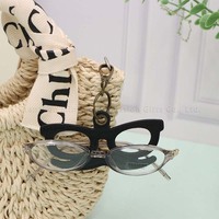 Porte-lunettes unique en cuir PU vintage et pendentif créatif pour sac avec mousqueton et porte-clés, idéal pour le rangement et la décoration des lunettes