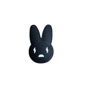 Patch en caoutchouc PVC souple en forme de lapin personnalisé, badge animal 3D à coudre pour vêtements et sacs d'enfants - Product Image 1