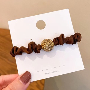 Coletero con Estampado de Leopardo y Diamantes de Imitación, Banda para el Cabello de Tela, Accesorio Casual para Mujer, Primavera 2023 - Product Image 3