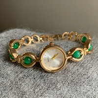 Montre femme esthétique chinoise rétro, milieu de siècle, cadran rond, chaîne dorée incrustée perles multicolores, quartz