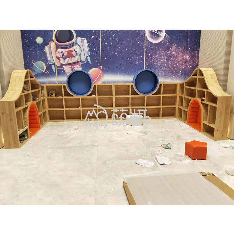 Estantería de madera creativa para jardín de infantes
