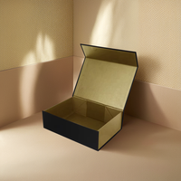 Boîte cadeau pour chaussures en carton recyclable noir personnalisée, pliable, fermeture magnétique, logo de designer en relief, laminage mat