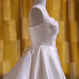 Vestido <span class=keywords><strong>de</strong></span> <span class=keywords><strong>Novia</strong></span> Corte A <span class=keywords><strong>de</strong></span> Satén con Flores 3D Hechas a Mano, Encaje con Cuentas, Cola Capilla, Color Marfil, para Madre <span class=keywords><strong>de</strong></span> <span class=keywords><strong>la</strong></span> <span class=keywords><strong>Novia</strong></span>, Tallas Grandes, Personalizado, Venta al por Mayor - Product Image 5