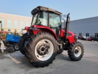 Tracteur agricole 1604, 160 CV, 4 roues motrices, cabine fermée, matériel agricole