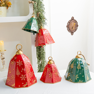 Campanelle <span class=keywords><strong>di</strong></span> Natale in Ferro Goffrato in 3 Misure, Campana a Slitta in Metallo con Motivo a Fiocco <span class=keywords><strong>di</strong></span> <span class=keywords><strong>Neve</strong></span> e Renna, Decorazione Ecologica con Corda <span class=keywords><strong>di</strong></span> Juta - Product Image 1