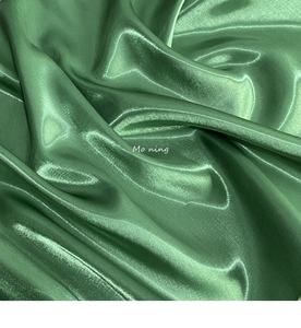 Tessuto in Raso Liquido Glitterato 100% Poliestere Resistente alle Pieghe per Abiti da Sera e Abbigliamento - Product Image 4