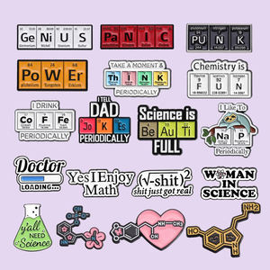 เข็มกลัดเคลือบสูตรคณิตศาสตร์สำหรับผู้หญิง - Product Image 2