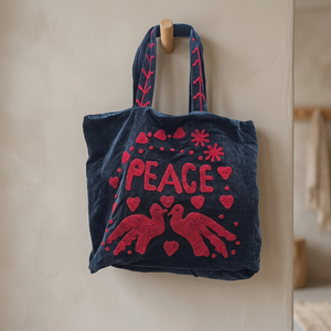 Sac fourre-tout en velours noir fait main sur mesure avec broderie chic d'appliques florales, colombes, cœurs et inscription PEACE rouge – Vente en gros - Product Image 4