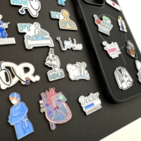 Badge adhésif personnalisé en usine, émail dur ou souple, autocollant médical 3M en métal pour coque de téléphone