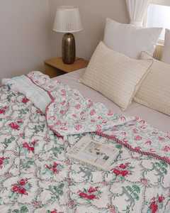 Couette en coton à motifs floraux de roses rouges, imprimée à la main, réversible, literie artisanale indienne, couette de style cottagecore - Product Image 4