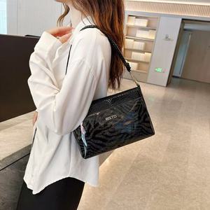 Sac à bandoulière/sac à main en cuir PU vintage à la mode pour femme, fermeture éclair, une seule sangle, toutes saisons - Product Image 1