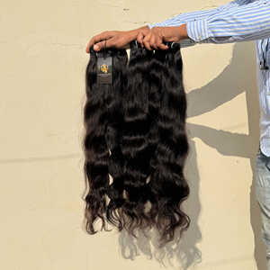 Paquets de cheveux vierges indiens non traités avec frontal Hd paquets de cheveux humains Deepwave cheveux bouclés bruts de la tempe vente en gros - Product Image 1
