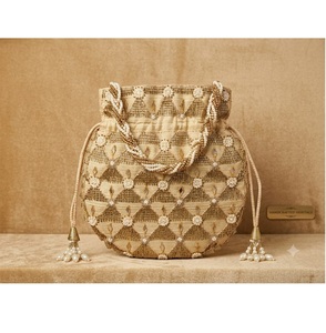 Bolsa Potli Dorada Bordada en Seda con Diseño Geométrico, Hecha a Mano por Artesanos Indios, Forma de Sillín, Cierre con Cordón, 1-1.9L - Product Image 1