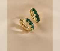Boucles d'oreilles Huggies brillantes avec serti de diamants ou de pierres précieuses Lingrock pour elle |   Pierre précieuse ronde |   Or massif 18 carats