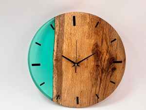 Horloge murale contemporaine en résine et bois, conçue avec un charme rustique et une finition lisse pour créer une pièce fonctionnelle et remarquable - Product Image 4