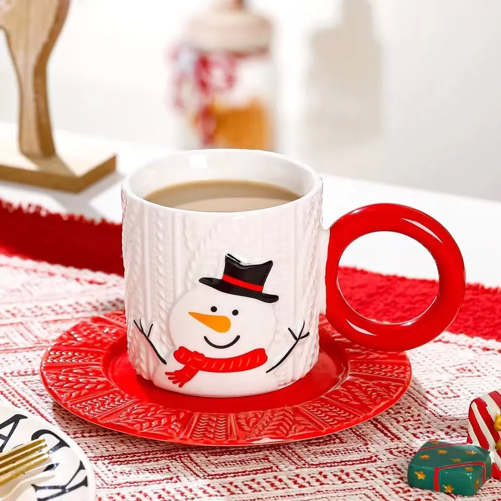 क्रिसमस कॉफी कप और सॉकर राहत स्नोमैन सिरेमिक मग क्रिसमस उपहार के लिए