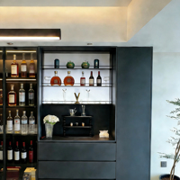 Meuble à vin moderne autoportant en contreplaqué laqué avec portes vitrées, tiroirs de rangement en bois, robinet d'évier et glissières de tiroir pour salle à manger de villa