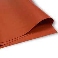 Feuille de mousse de silicone souple et adaptable pour l'isolation des câbles et l'étanchéité des formes complexes, idéale pour les surfaces irrégulières et l'enroulement des tuyaux.