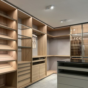 Tủ quần áo walk-in tối giản màu vân gỗ, nhiều ngăn chứa đồ, có thiết kế đèn chiếu sáng - Product Image 1