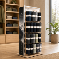 Présentoir mural à lattes personnalisé pour chaussettes avec cadre métallique et panneau graphique montagne pour la merchandising au sol en magasin de détail