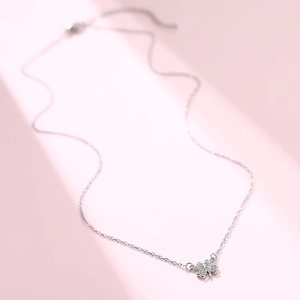 Collana con Ciondolo Quadrifoglio in Acciaio Inossidabile per Donna, Placcata in Rodio e Oro 18K, Trendy e Luminosa, Portafortuna per San Valentino - Product Image 3