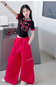 Ensembles de Vêtements pour Jeunes Filles 2026 : T-shirt Noir à Lettres Manches Courtes + <span class=keywords><strong>Pantalon</strong></span> <span class=keywords><strong>Cargo</strong></span> Rouge – Ensemble 2 Pièces - Product Image 2