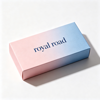 Boîte cadeau personnalisée ROYAL ROAD en papier couché imprimé quadricolore aux couleurs vives, recyclable et gaufrée pour l'emballage de cadeaux de détail