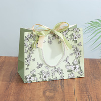 Collection de sacs cadeaux botaniques sophistiqués A1 avec motifs floraux et oiseaux, nœuds en satin superposés, poignées tressées et ensemble de tailles