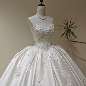 Robe de mariée longue bouffante LY113, style classique moderne, avec dentelle brodée, fleurs 3D et appliques en cristal - Product Image 3