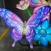 Lanternes chinoises traditionnelles grandeur nature, papillons et fleurs lumineuses pour la décoration d'événements de parcs d'attractions