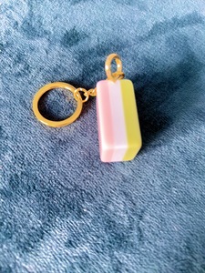 Épinglette en acrylique de dessin animé avec chaîne plaquée or et motif imprimé UV, forme irrégulière, cadeau souvenir - Product Image 4