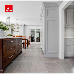 Meubles <span class=keywords><strong>de</strong></span> <span class=keywords><strong>cuisine</strong></span> classiques gris clair Alland avec comptoir en marbre, portes encastrées, <span class=keywords><strong>hotte</strong></span> et îlot en noyer - Product Image 3