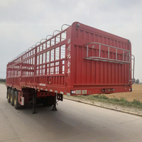Semi-remorque de transport de bétail et de chevaux avec parois latérales fermées en acier