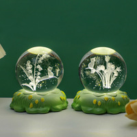 Boule de cristal éclairée par LED de gravure décorative brillante avec sculpture intérieure 3D pour la décoration intérieure et le cadeau de souvenirs