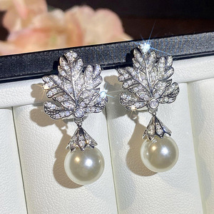 Orecchini a Foglia con Perle e Cristalli per Donne, Eleganti Accessori Ispirati alla Natura per Uso Quotidiano - Product Image 6
