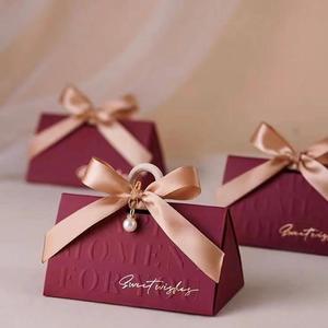שקית נייר עם לוגו מותאם אישית, קופסת מתנה יוקרתית לחתונה עם קישוט סרט, שקית מתנה יוקרתית מנייר בצבע שנהב/בורדו - Product Image 1