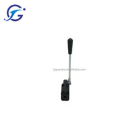 Pièces de machines de construction 135 Commande par joystick pour chargeur frontal Distributeur hydraulique Joystick Tracteur Acier au carbone Télécommande