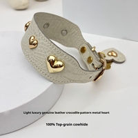Collier pour chien en cuir de vachette pleine fleur texturé alligator, orné de cœurs métalliques dorés, pour chiens de petite et moyenne taille