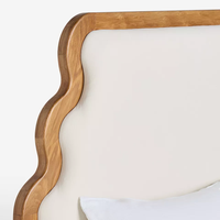 Lit en bois rembourré en tissu blanc crème de style campagnard français, cadre de lit moderne avec tête de lit incurvée et festonnée à la française