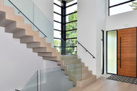 Escalier en zigzag intérieur avec balustrade en verre entièrement transparente