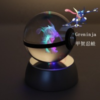 YL-B006 Venta al por Mayor, Cristal Transparente Ecológico de 50 mm con Grabado Láser 3D, Pokébola Greninja con Luz LED para Niños, Regalo