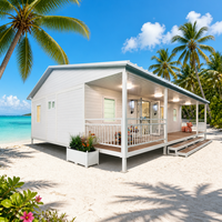 Maisonnette préfabriquée modulaire avec terrasse couverte, marches et porte vitrée pour projet de location de villégiature ou d'hébergement familial
