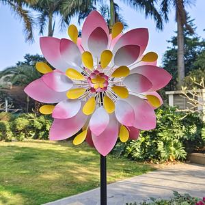 Übergroße rotierende Doppelklingen-Windturbinen skulptur Schmiedeeisen Windmühle Garten dekoration Rosa Blumenmuster für den Außenbereich - Product Image 1