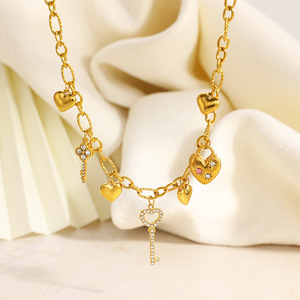 Collar de Acero Inoxidable con Baño de Oro de 18k, Dijes de Corazón y Llave, Estilo Ejecutivo para Mujer, Cadena para Clavícula - Product Image 1