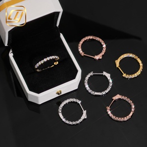 Boucles d'oreilles créoles classiques en moissanite plaquées or, taille brillant rond, sertissage en canal, luxe, pour femme, usage quotidien - Product Image 3