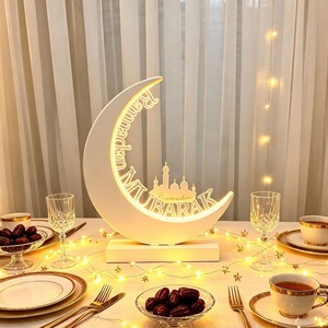 Nuova Decorazione Dorata in Stile Mediorientale, Lampada da Tavolo LED a Forma di Luna Crescente in Legno da 30cm con Scritta Eid Mubarak Islamica per Arredamento Casa - Product Image 5